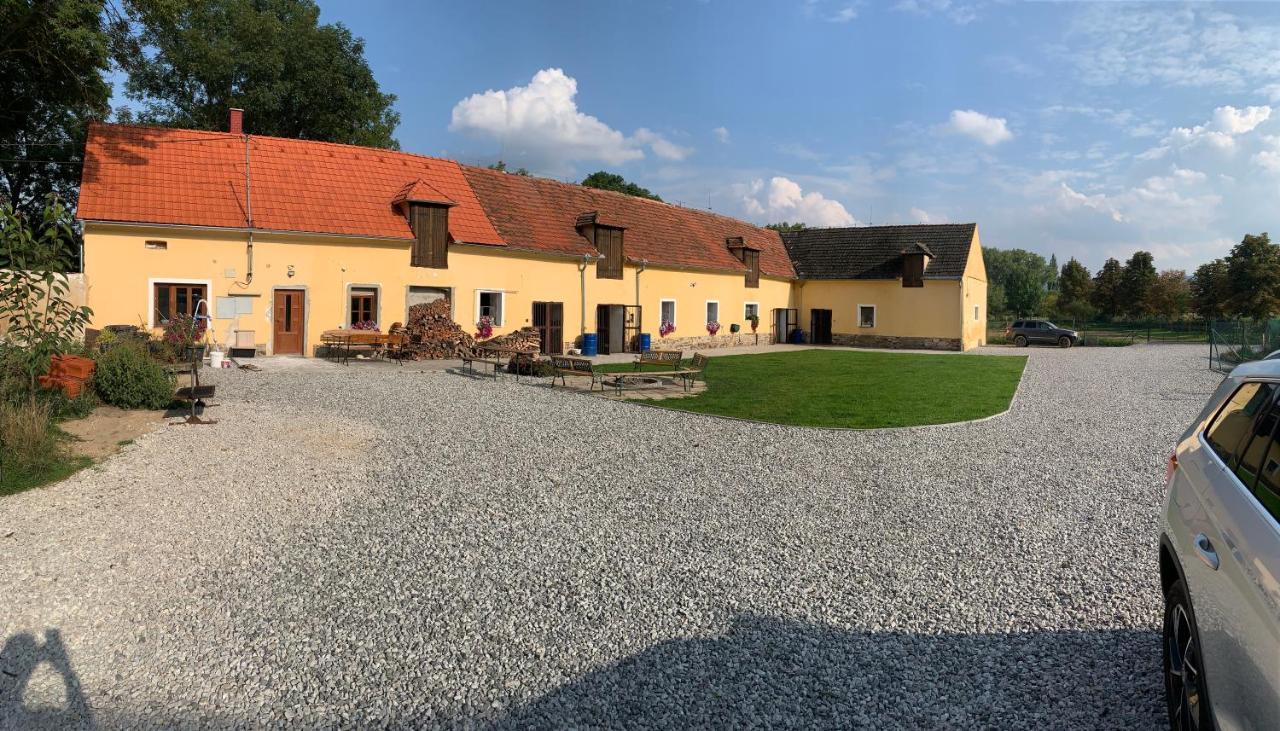 Apartmany Statek Bezdedice Hostomice Luaran gambar